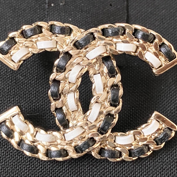 CHANEL 2022A GOLDEN TONE CC LOGO WHITE AND BLACK LEATHER SMALL BROOCH - Picture 8 of 14